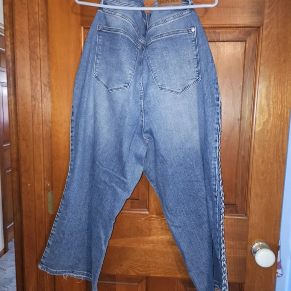 Judy Blue Light Blue Cropped Jeans - Picture 2 of 12